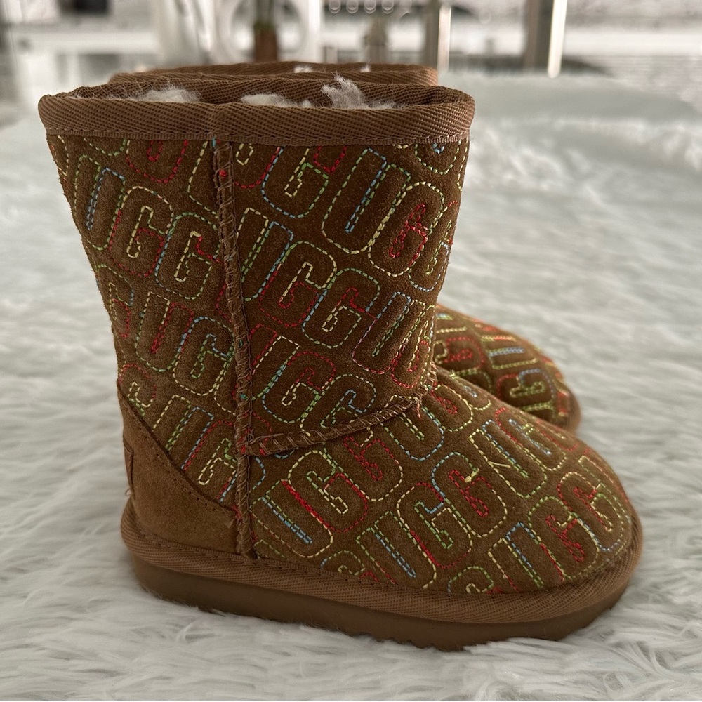 NEW Ugg Graphic Stitch Chestnut Logo‎ Classic II Short Toddler Boots Sz 7